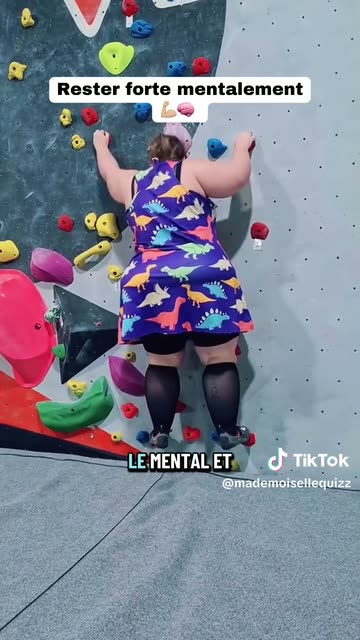 Exemple de repost amélioré publié sur notre compte TikTok : une grimpeuse de dos sur un mur d'escalade, avec sous-titres ajoutés